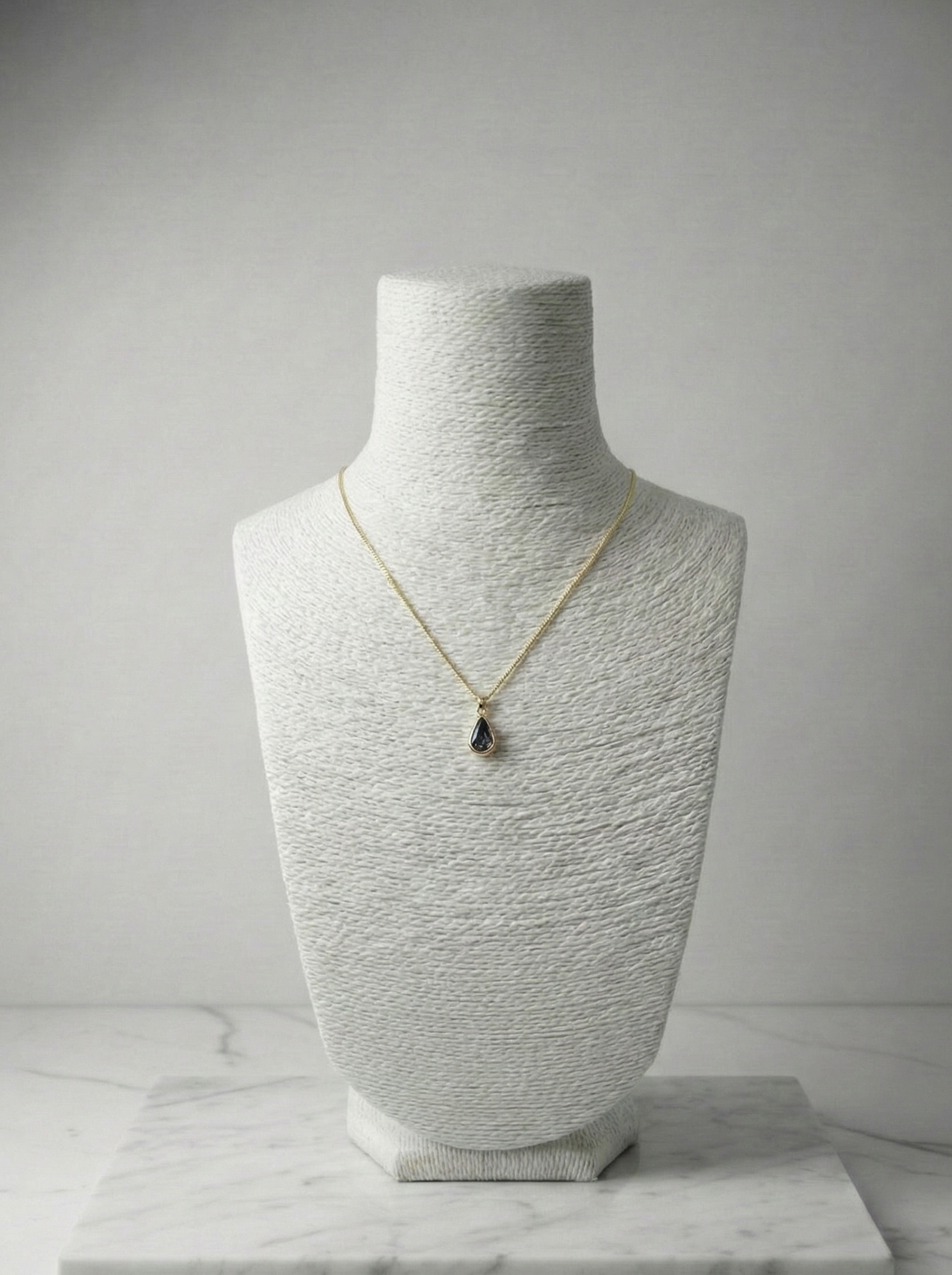 Minimalist Zarafet: Damla Kesim Silver (Gümüş) Taşlı Altın Rengi Kolye