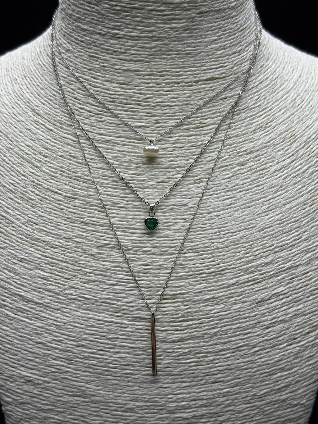 Trend Üç Katman Zincir Kolye: İnci, Yeşil Taş ve Minimal Bar Ucu