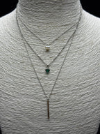 Trend Üç Katman Zincir Kolye: İnci, Yeşil Taş ve Minimal Bar Ucu