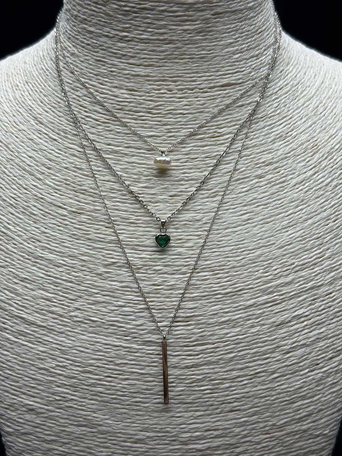 Trend Üç Katman Zincir Kolye: İnci, Yeşil Taş ve Minimal Bar Ucu