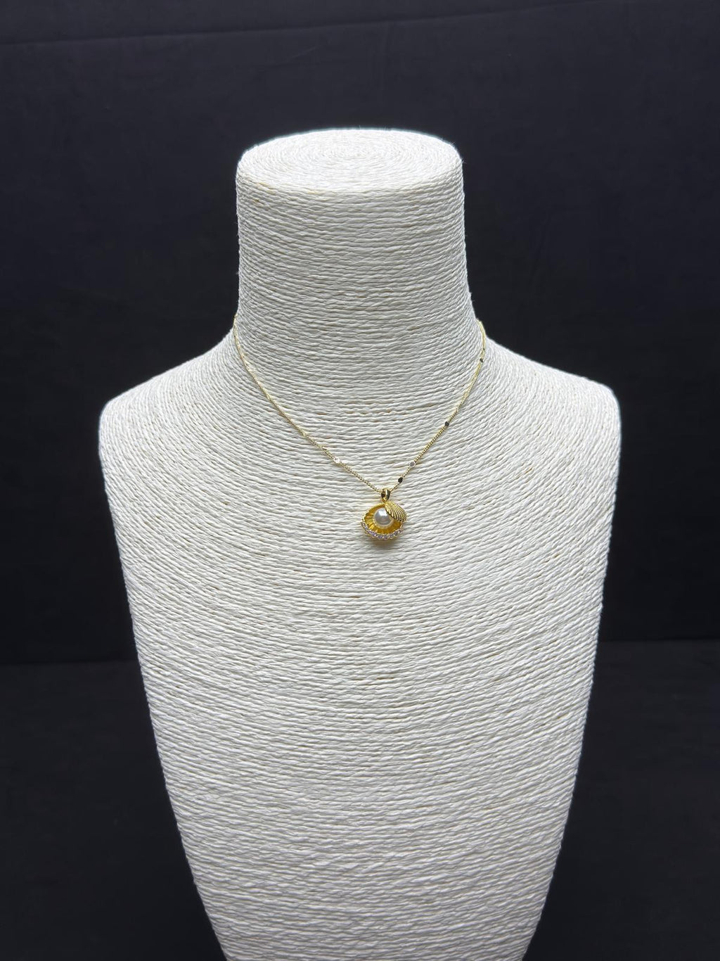 Sedefli İnci ve Taş Detaylı Altın Rengi Kolye