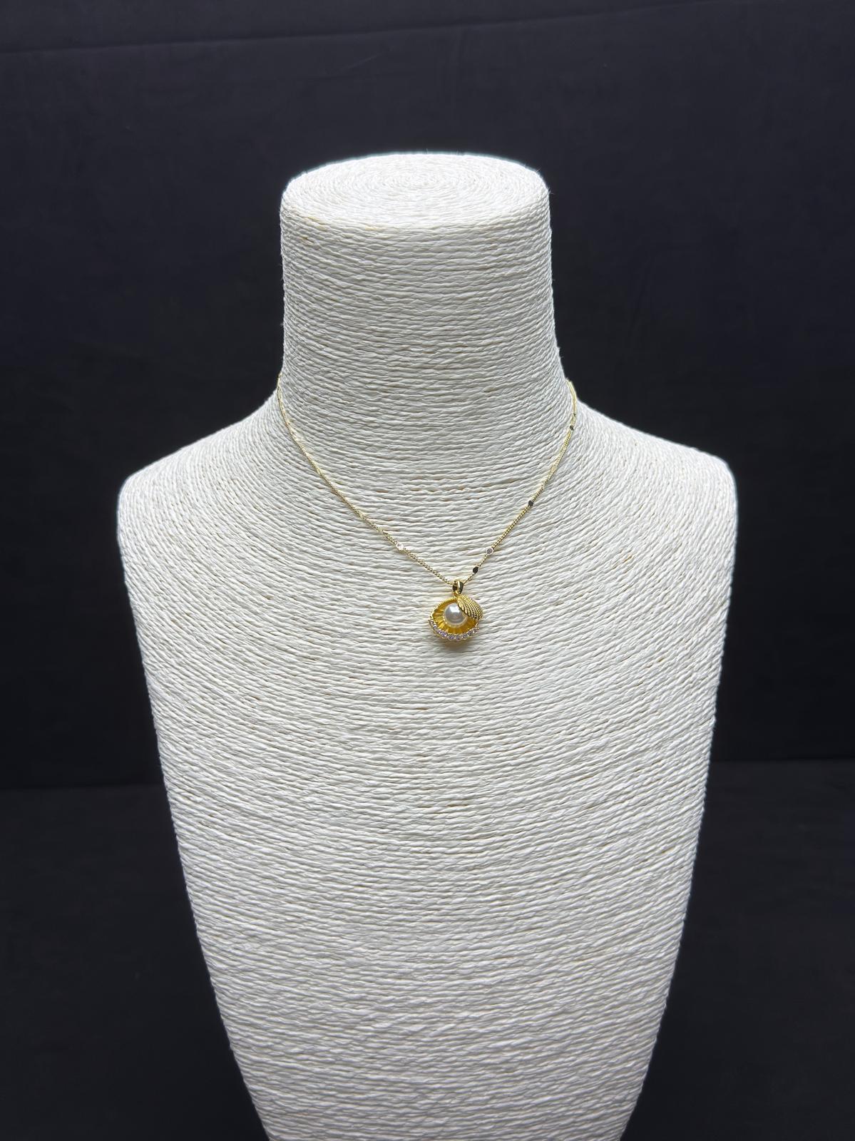 Sedefli İnci ve Taş Detaylı Altın Rengi Kolye