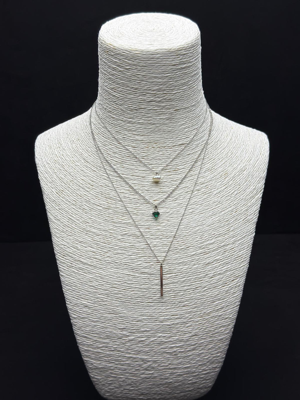 Trend Üç Katman Zincir Kolye: İnci, Yeşil Taş ve Minimal Bar Ucu