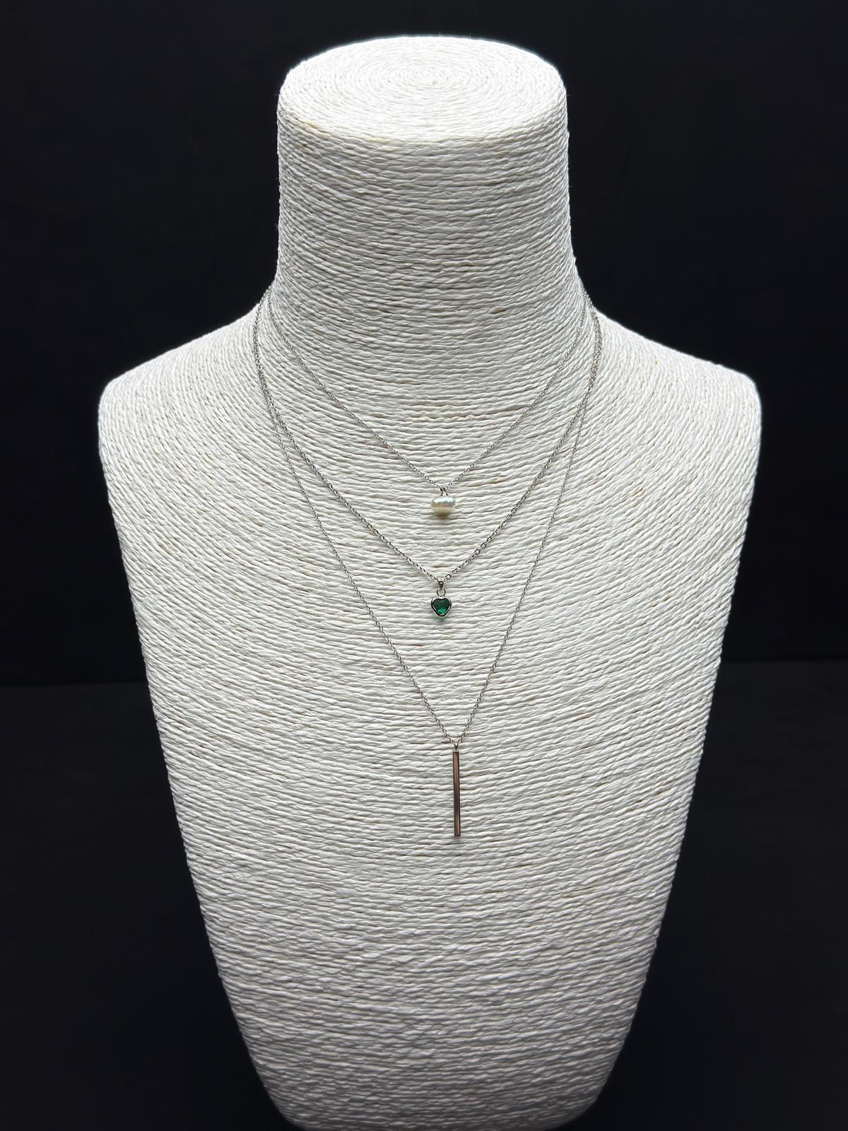 Trend Üç Katman Zincir Kolye: İnci, Yeşil Taş ve Minimal Bar Ucu