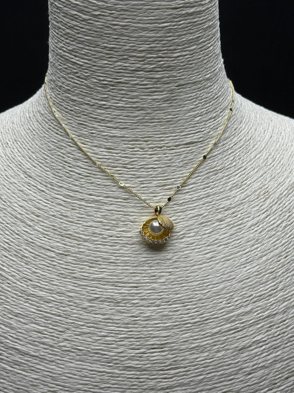 Sedefli İnci ve Taş Detaylı Altın Rengi Kolye