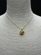 Sedefli İnci ve Taş Detaylı Altın Rengi Kolye