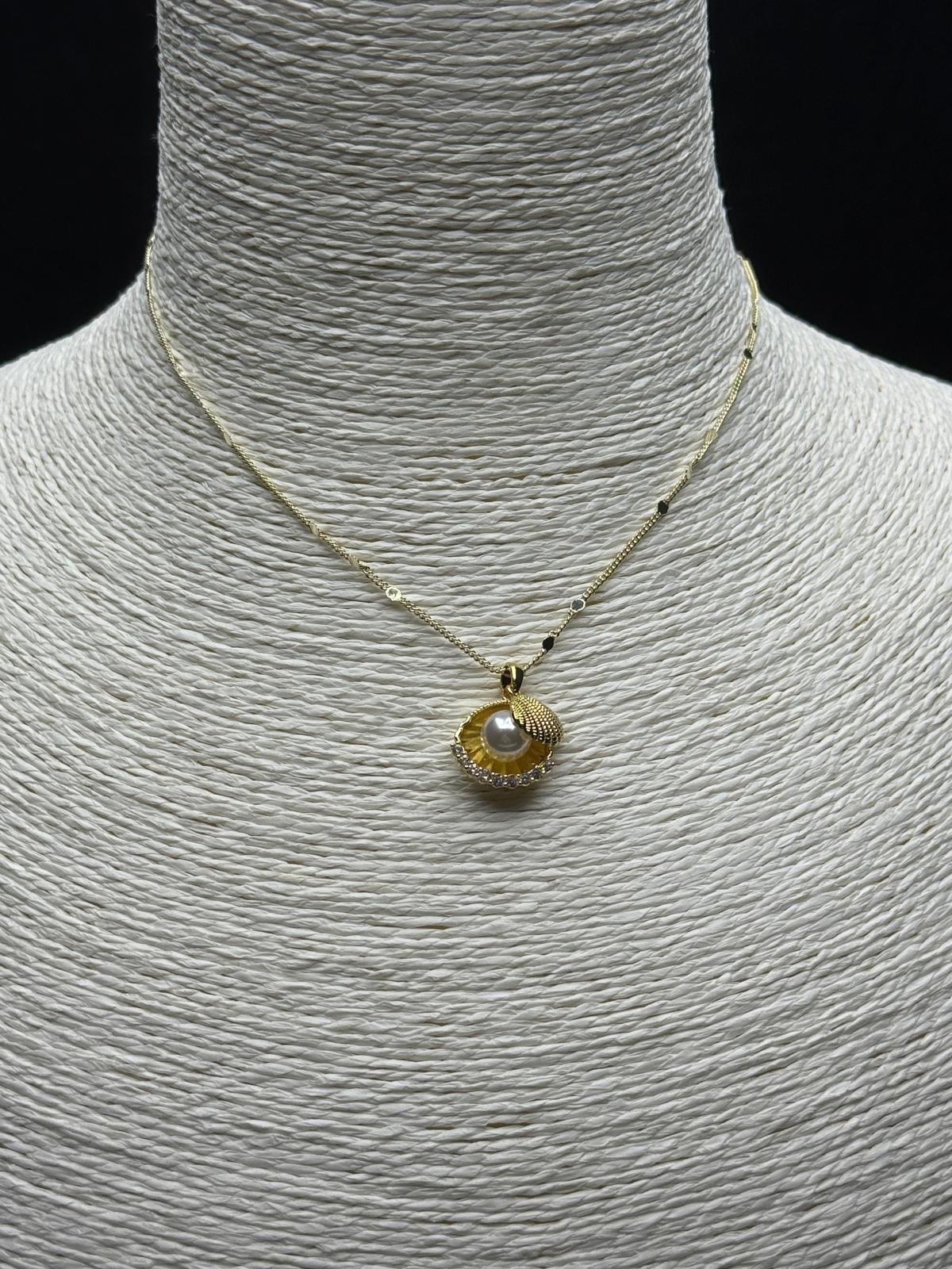 Sedefli İnci ve Taş Detaylı Altın Rengi Kolye