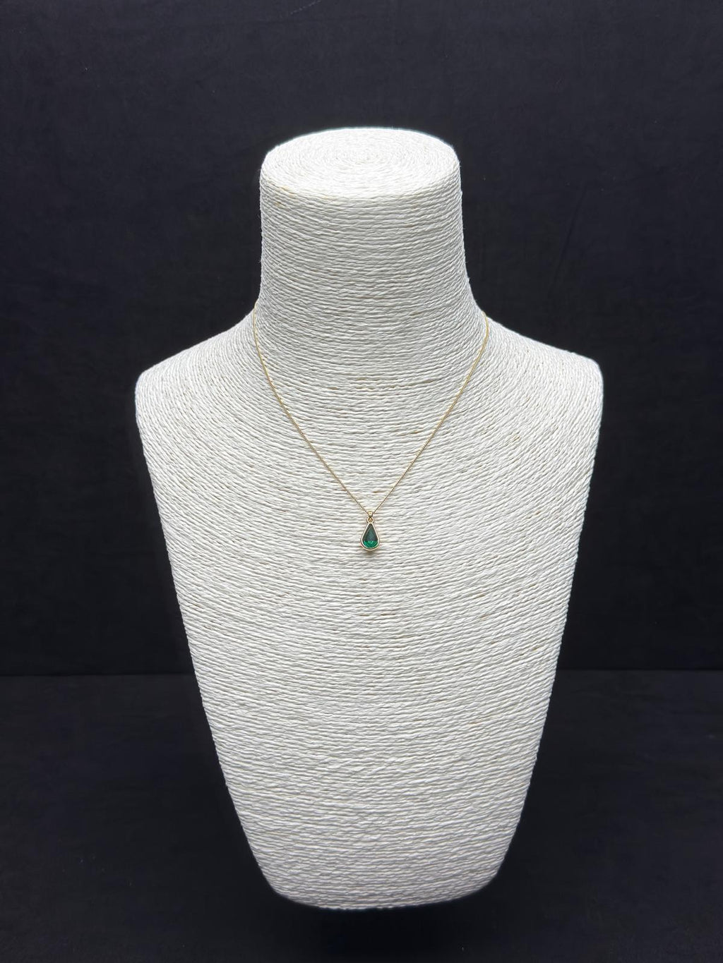Minimalist Zarafet: Damla Kesim Zümrüt (Yeşil) Taşlı Altın Rengi Kolye
