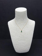 Minimalist Zarafet: Damla Kesim Zümrüt (Yeşil) Taşlı Altın Rengi Kolye