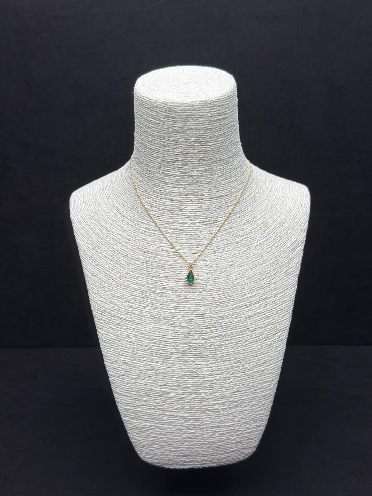 Minimalist Zarafet: Damla Kesim Zümrüt (Yeşil) Taşlı Altın Rengi Kolye