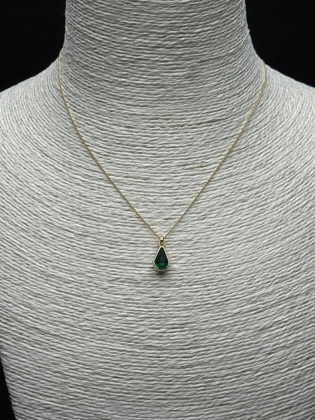 Minimalist Zarafet: Damla Kesim Zümrüt (Yeşil) Taşlı Altın Rengi Kolye