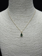 Minimalist Zarafet: Damla Kesim Zümrüt (Yeşil) Taşlı Altın Rengi Kolye