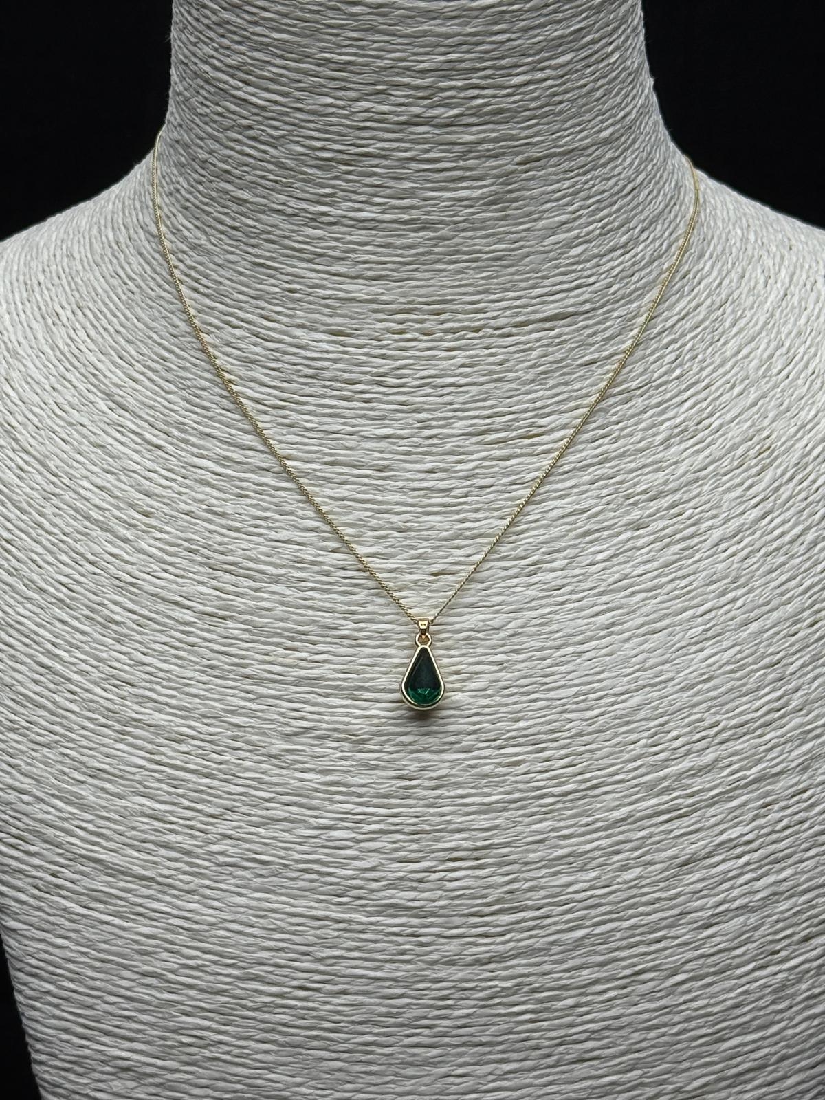 Minimalist Zarafet: Damla Kesim Zümrüt (Yeşil) Taşlı Altın Rengi Kolye