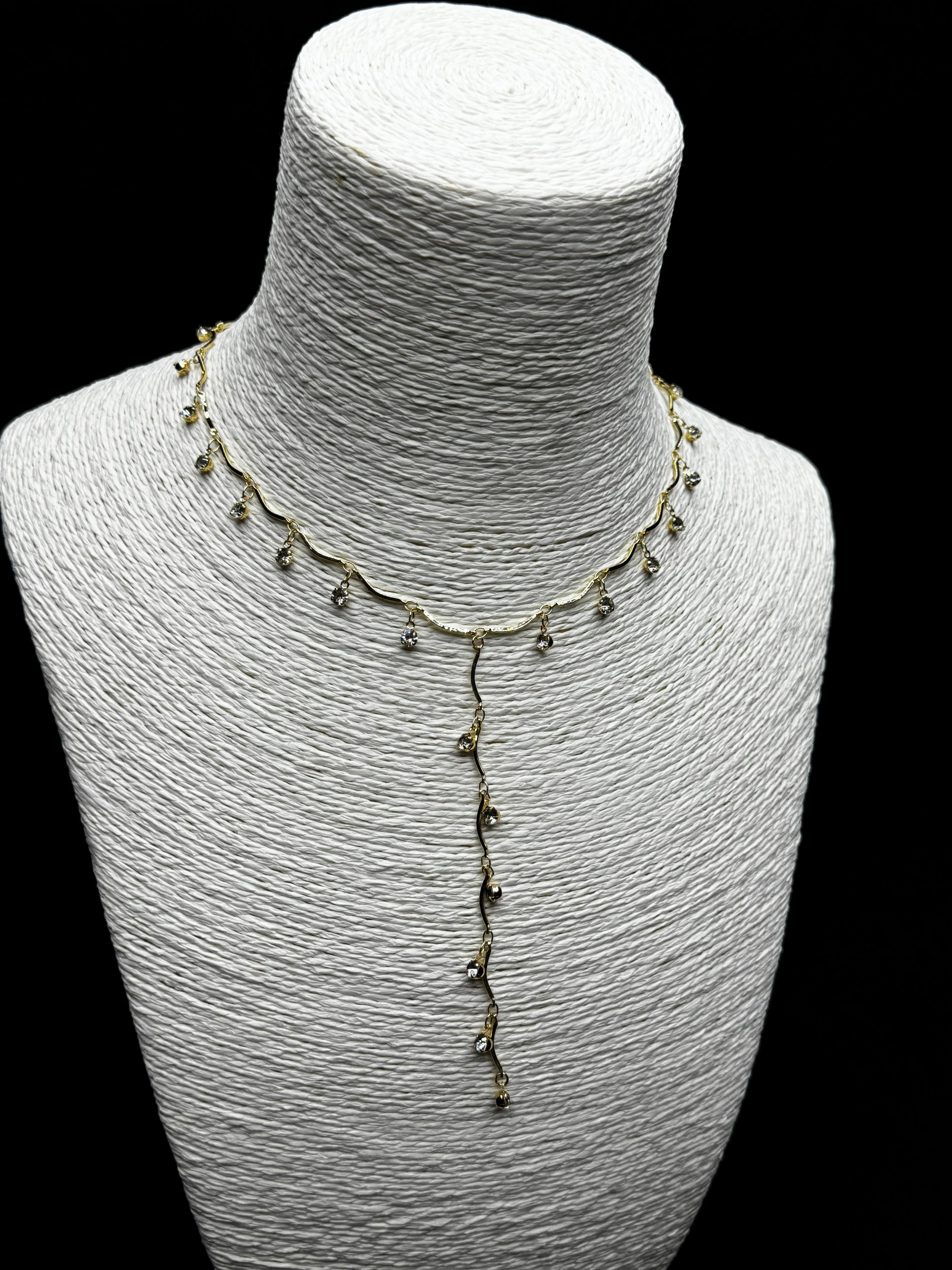 Asma Dalı Işıltısı: Püskül Detaylı Abiye Choker Kolye