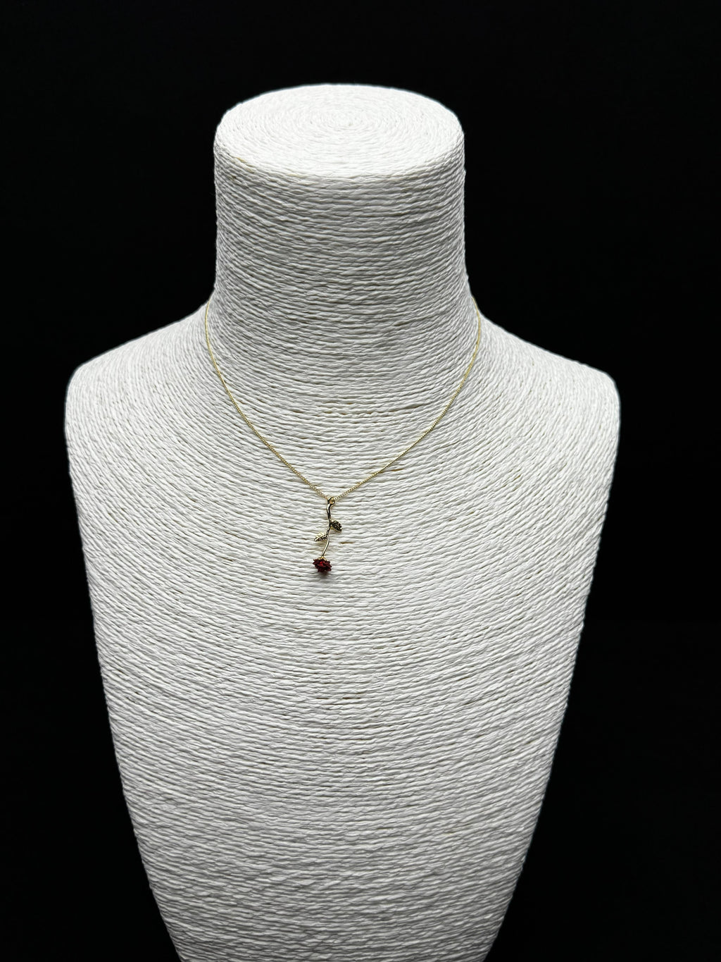 Altın Rengi Zarif Kırmızı Gül Motifli Tekli Kolye