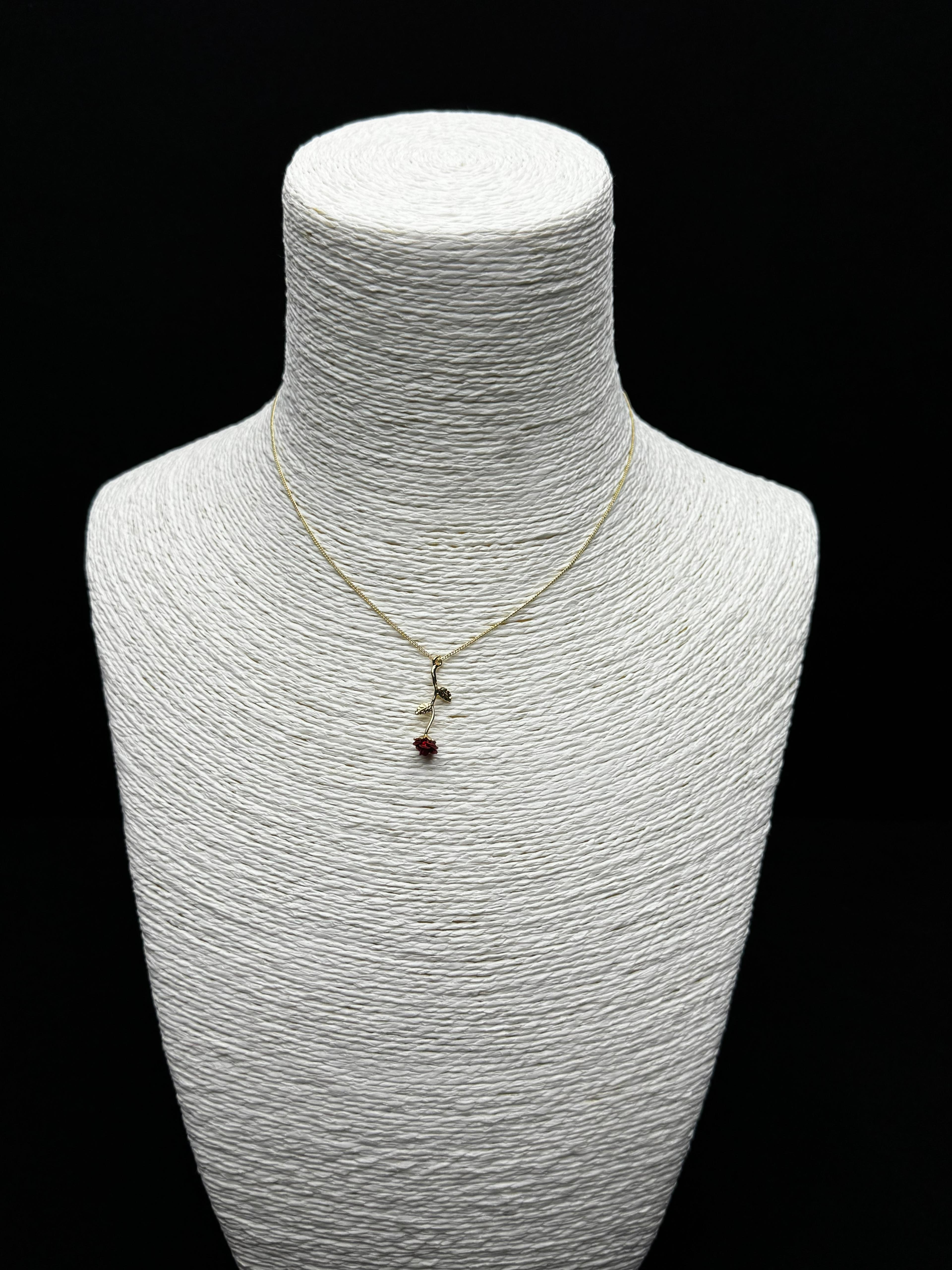 Altın Rengi Zarif Kırmızı Gül Motifli Tekli Kolye