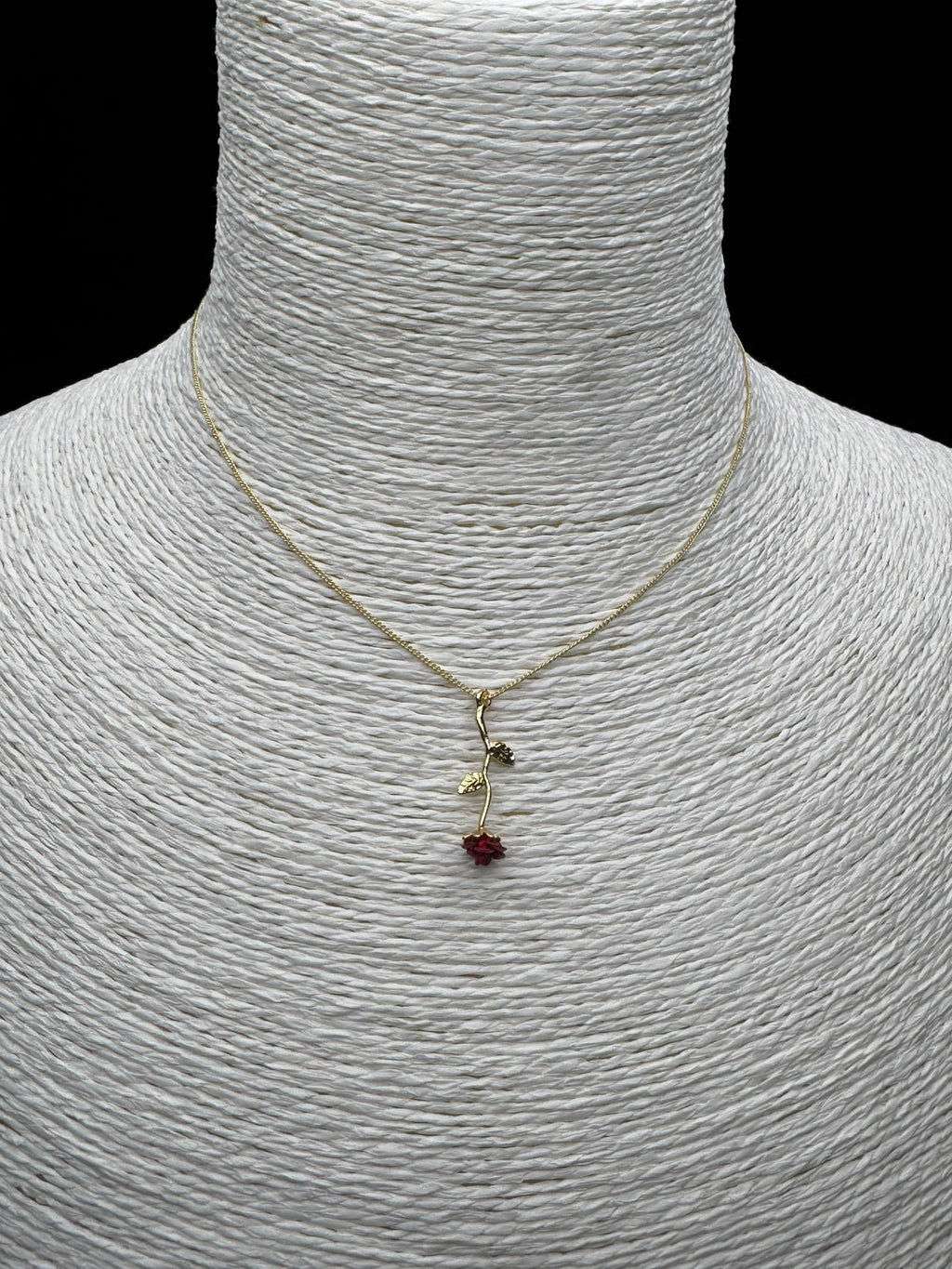 Altın Rengi Zarif Kırmızı Gül Motifli Tekli Kolye