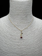 Altın Rengi Zarif Kırmızı Gül Motifli Tekli Kolye