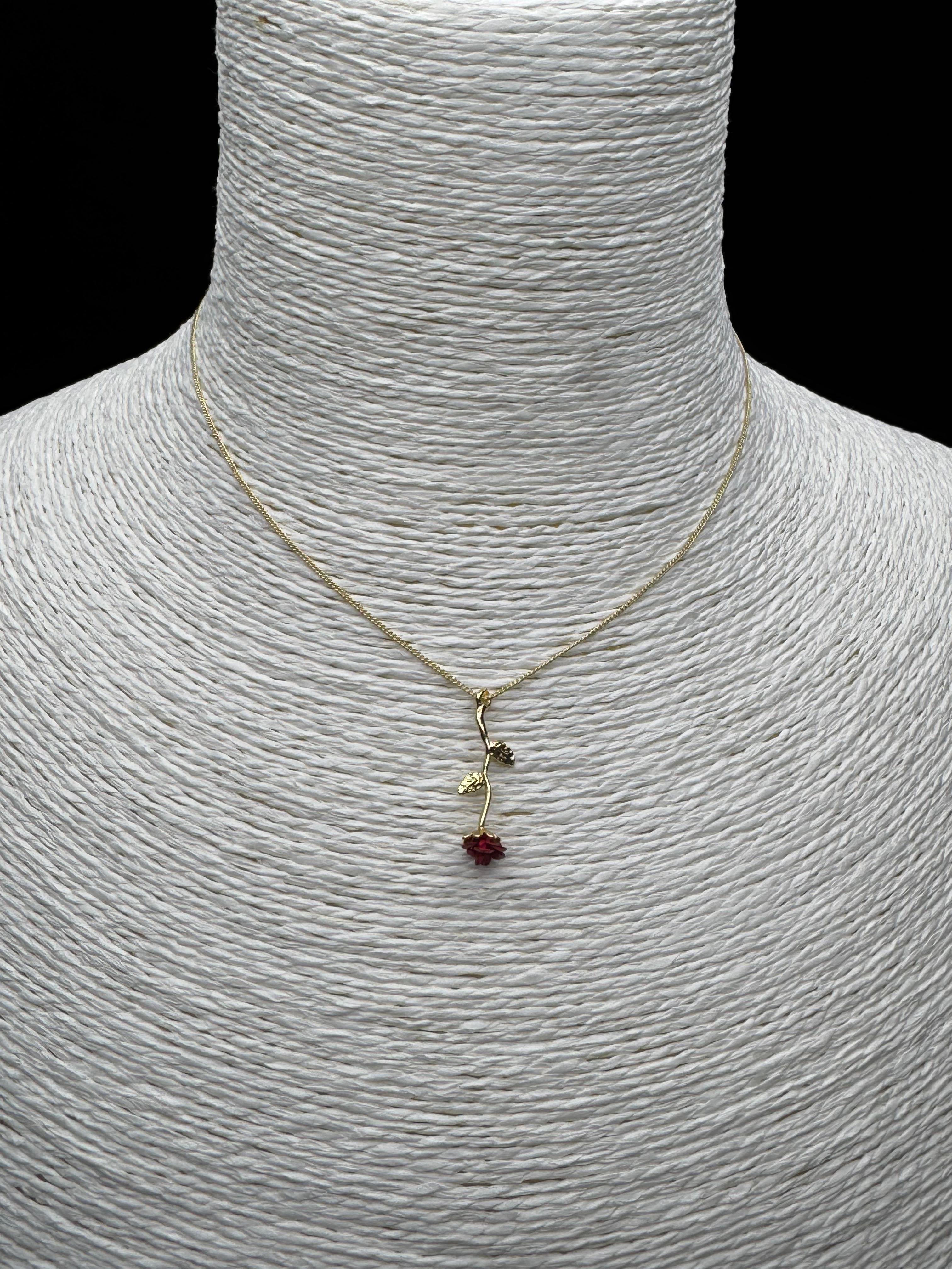 Altın Rengi Zarif Kırmızı Gül Motifli Tekli Kolye