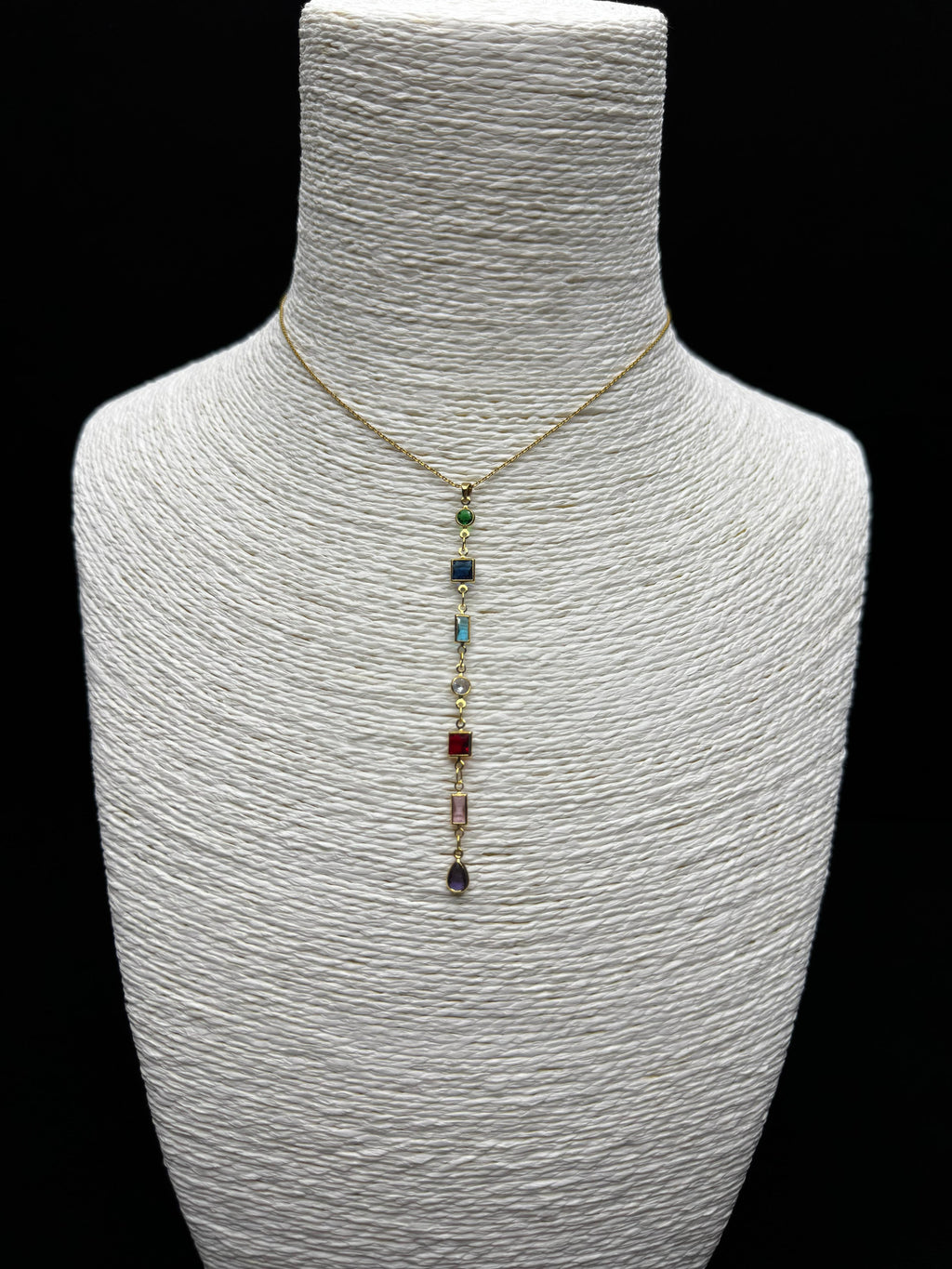 Gökkuşağı Işıltısı: Farklı Kesimli Renkli Taşlı Y Kolye