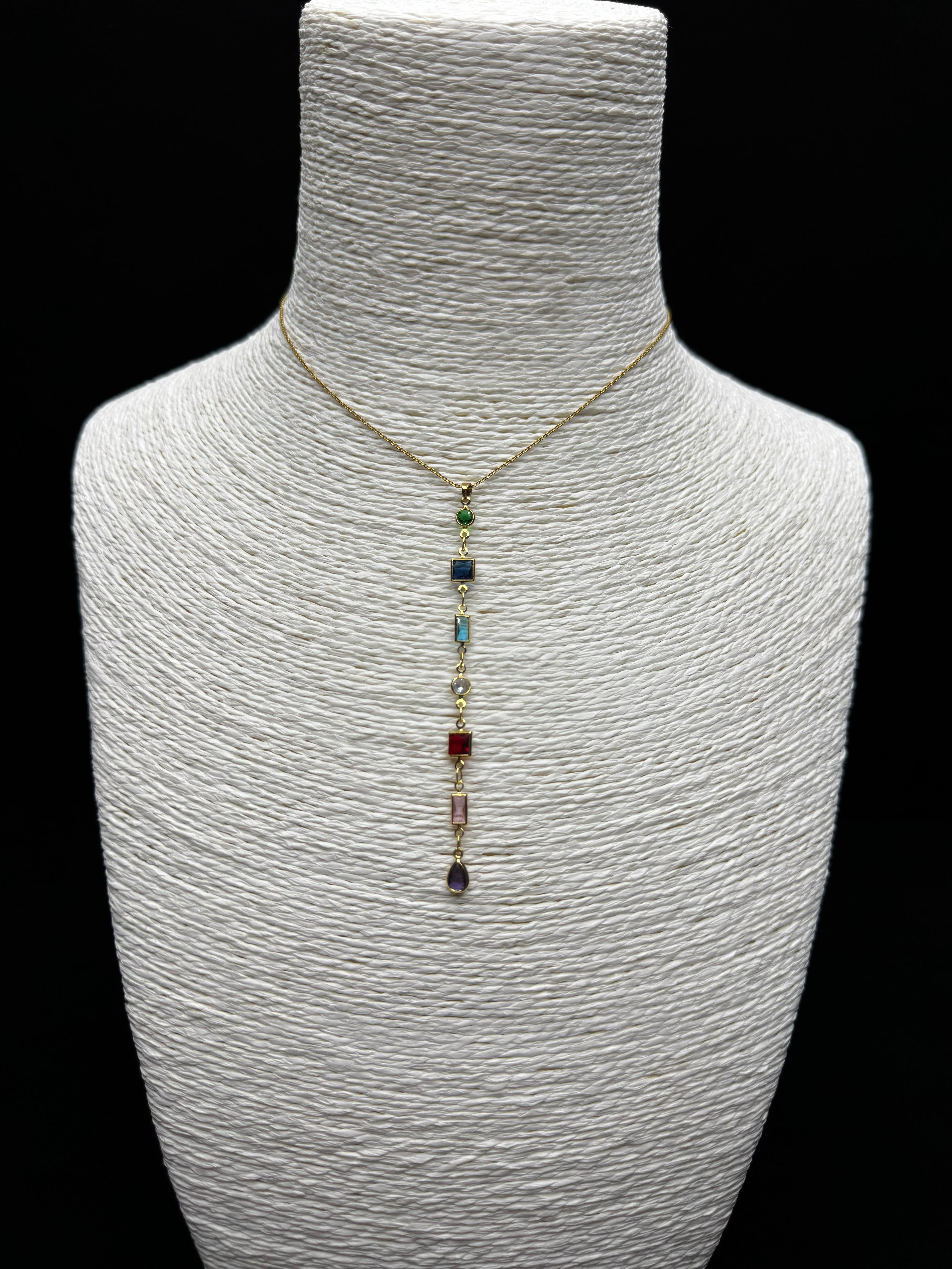 Gökkuşağı Işıltısı: Farklı Kesimli Renkli Taşlı Y Kolye