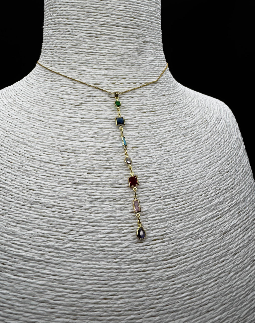 Gökkuşağı Işıltısı: Farklı Kesimli Renkli Taşlı Y Kolye