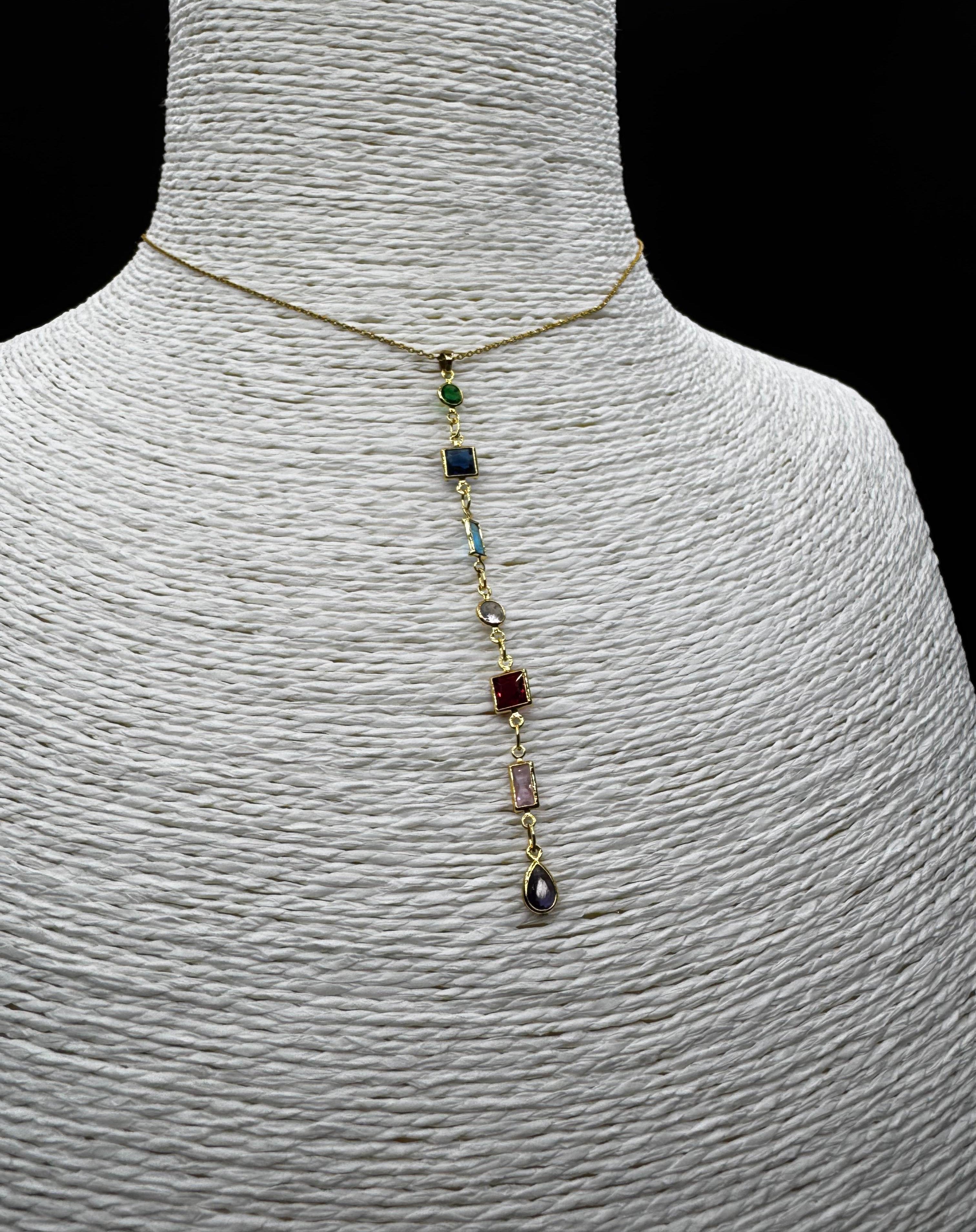 Gökkuşağı Işıltısı: Farklı Kesimli Renkli Taşlı Y Kolye