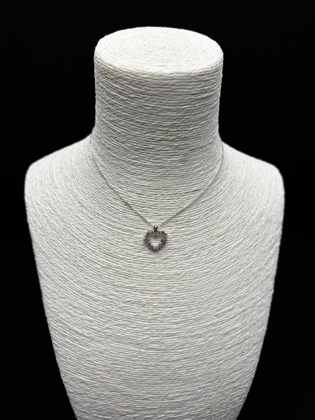 Aşk Işıltısı: Pembe ve Beyaz Taşlarla Süslü Minimal Kalp Kolye