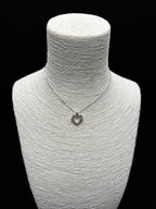 Aşk Işıltısı: Pembe ve Beyaz Taşlarla Süslü Minimal Kalp Kolye