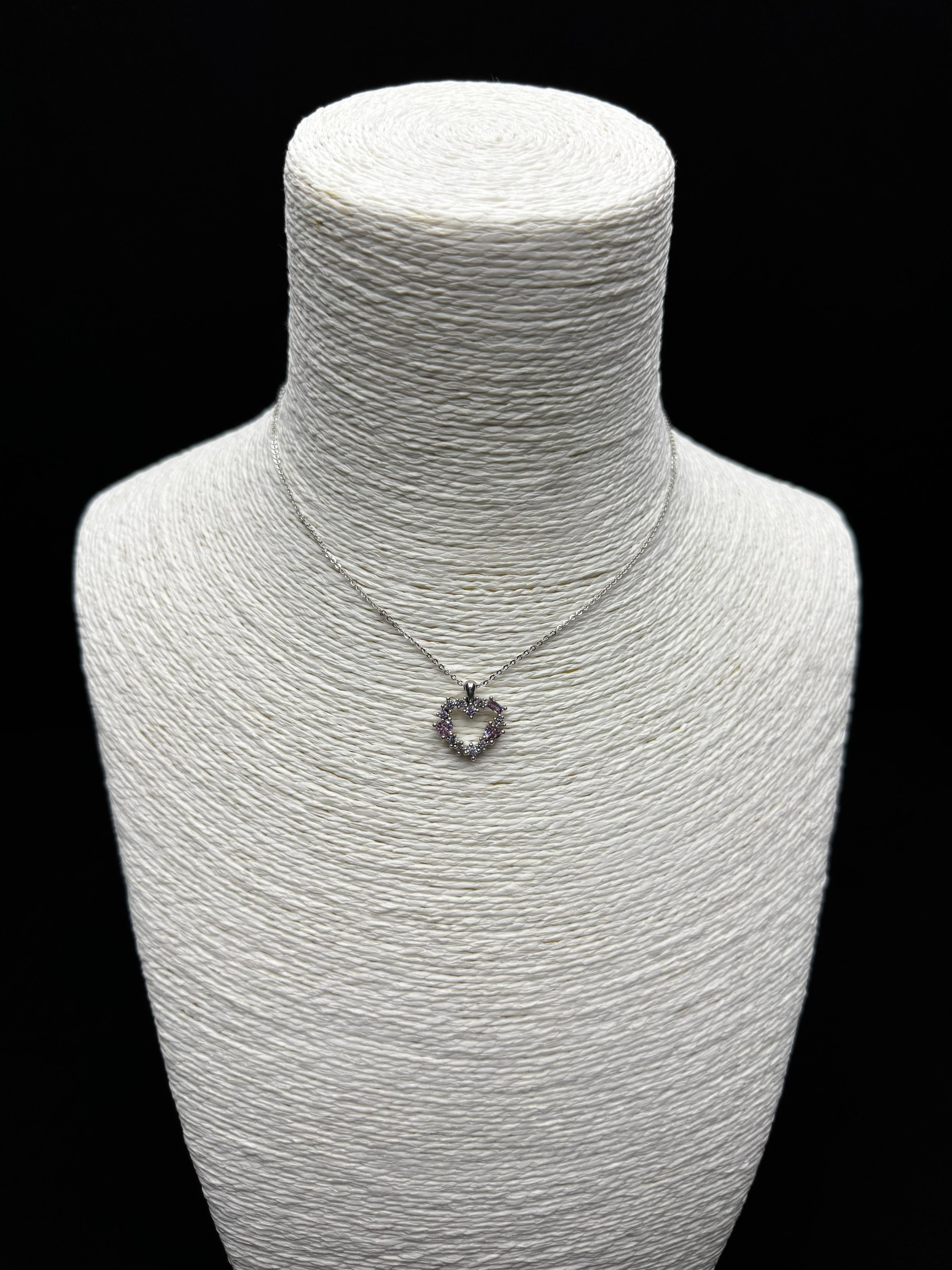 Aşk Işıltısı: Pembe ve Beyaz Taşlarla Süslü Minimal Kalp Kolye