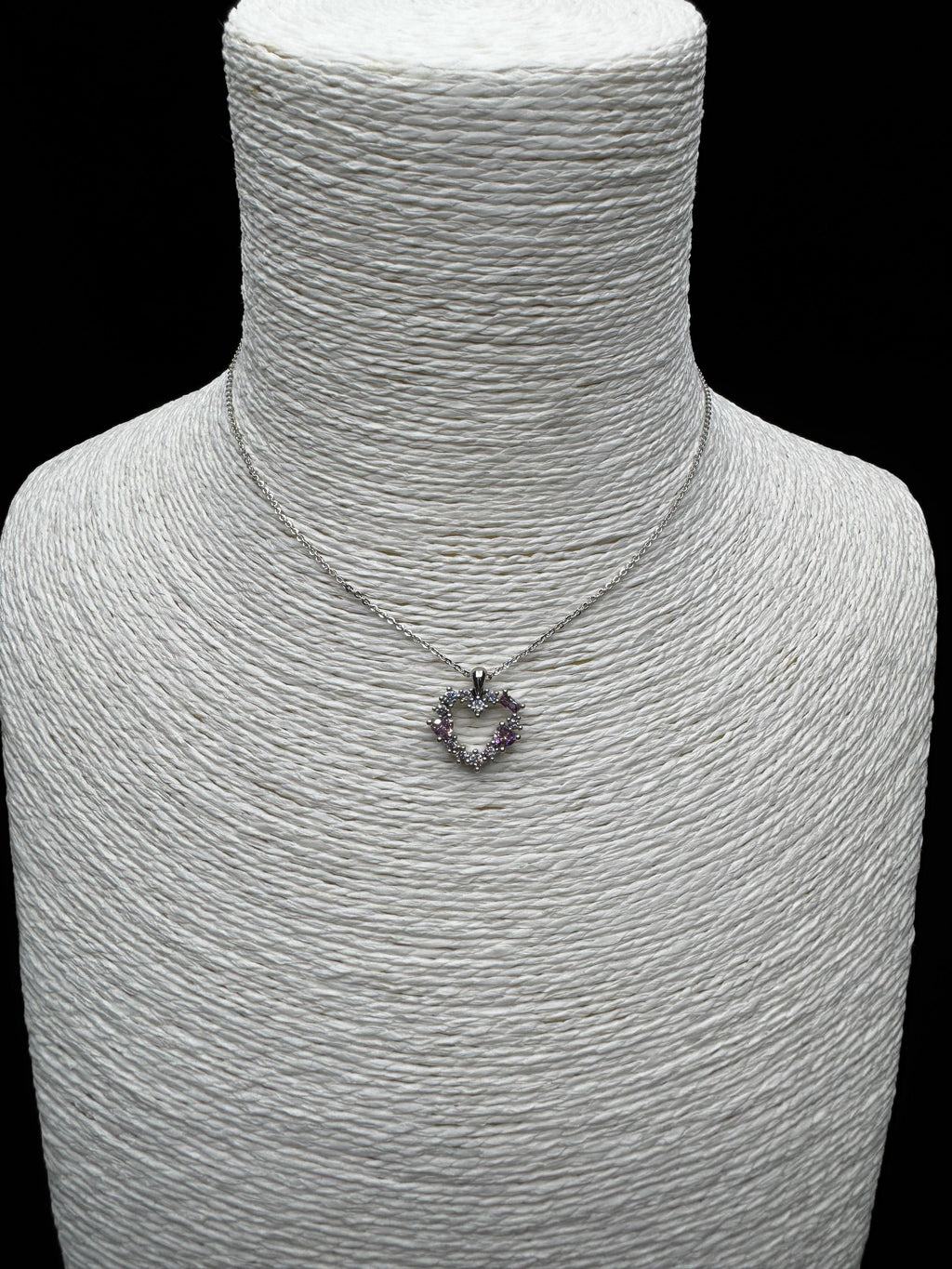 Aşk Işıltısı: Pembe ve Beyaz Taşlarla Süslü Minimal Kalp Kolye