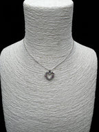 Aşk Işıltısı: Pembe ve Beyaz Taşlarla Süslü Minimal Kalp Kolye