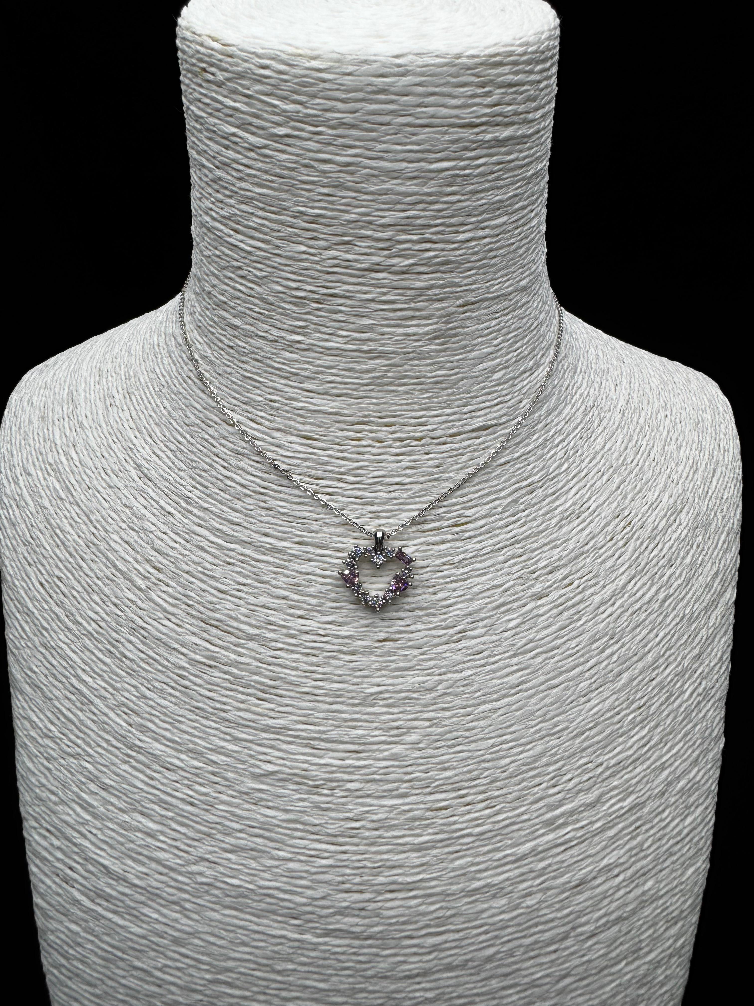 Aşk Işıltısı: Pembe ve Beyaz Taşlarla Süslü Minimal Kalp Kolye