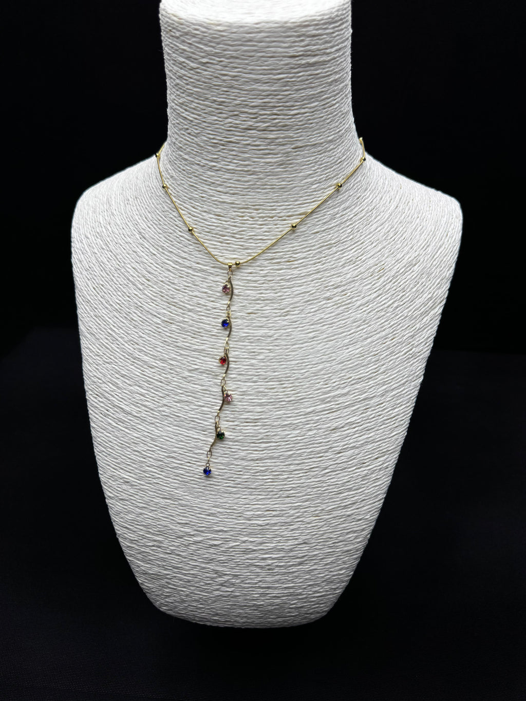 Altın Rengi Kıvrımlı Dal Formunda Çok Renkli Taşlı Lariat Kolye