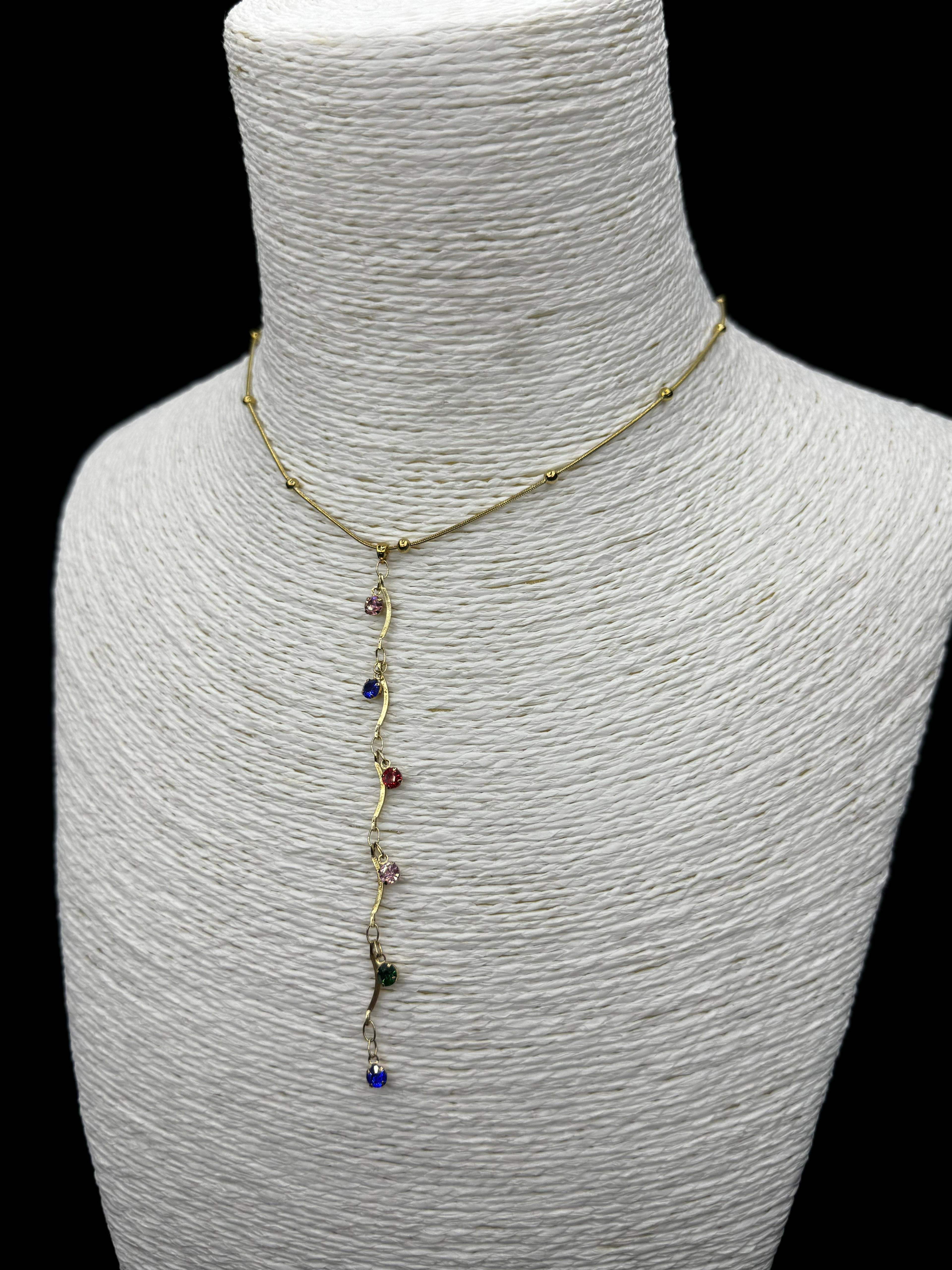 Altın Rengi Kıvrımlı Dal Formunda Çok Renkli Taşlı Lariat Kolye