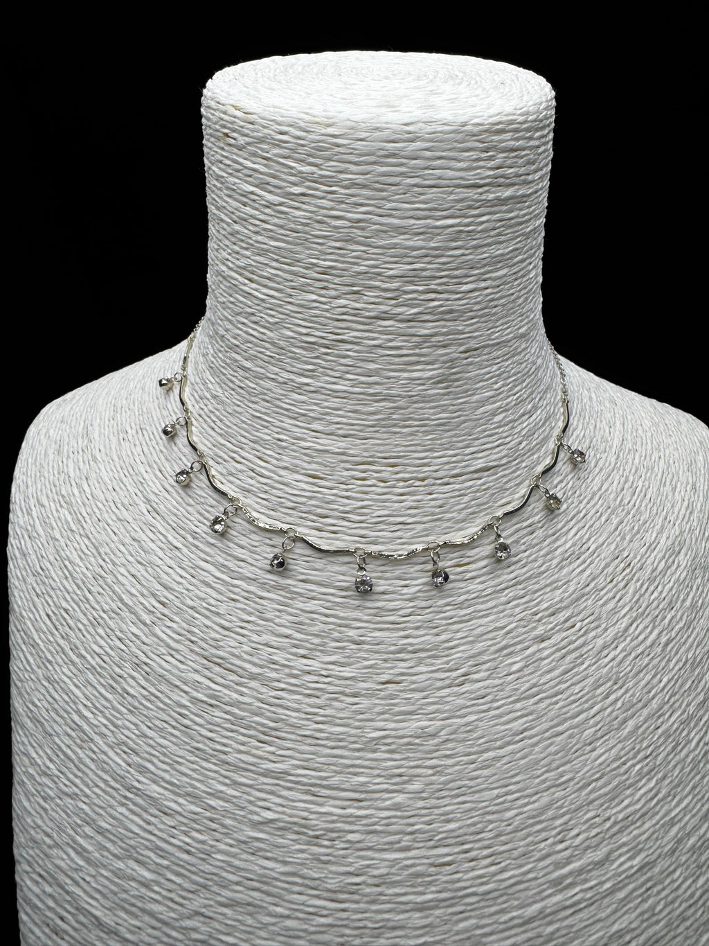 Gümüş Rengi Dalgalı Kıvrımlı Zirkon Sallantılı Choker Kolye