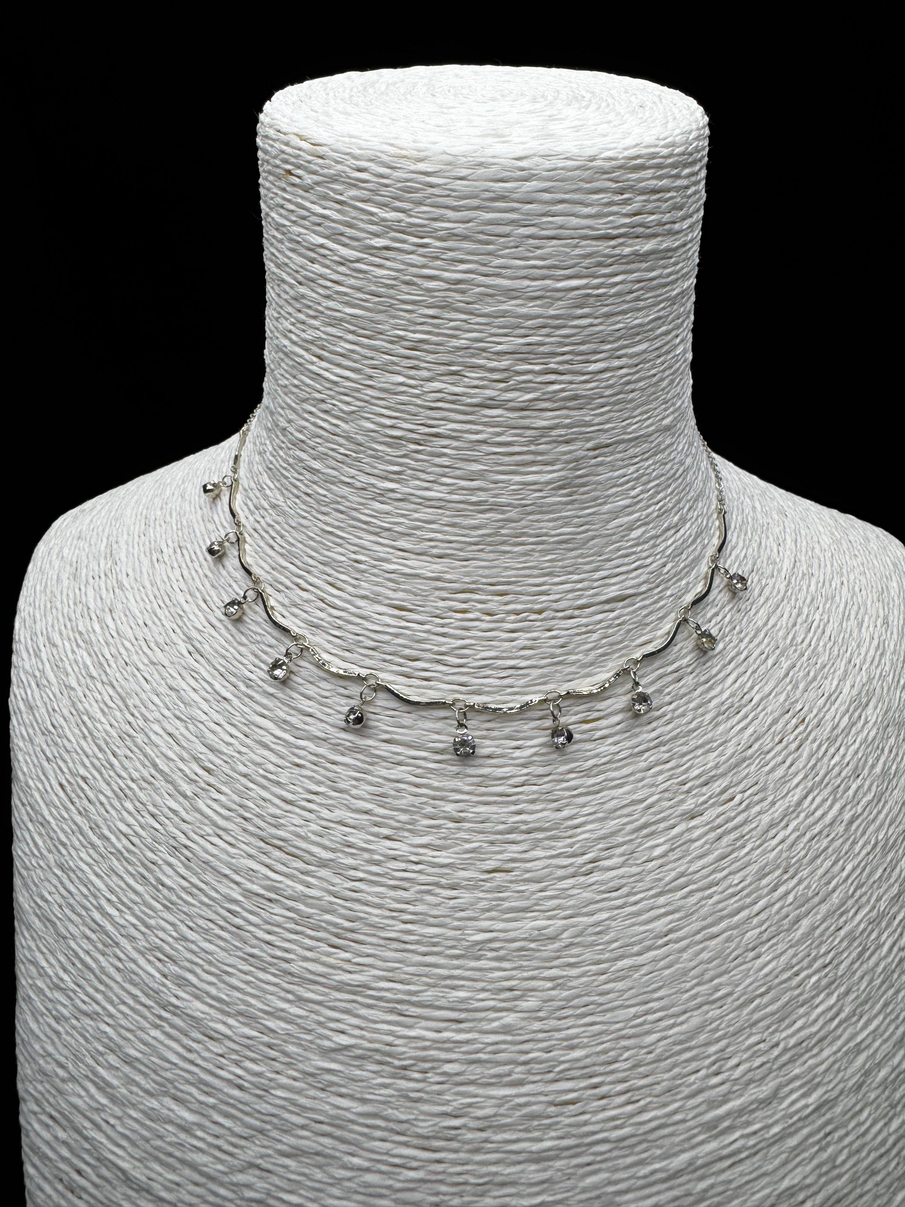 Gümüş Rengi Dalgalı Kıvrımlı Zirkon Sallantılı Choker Kolye