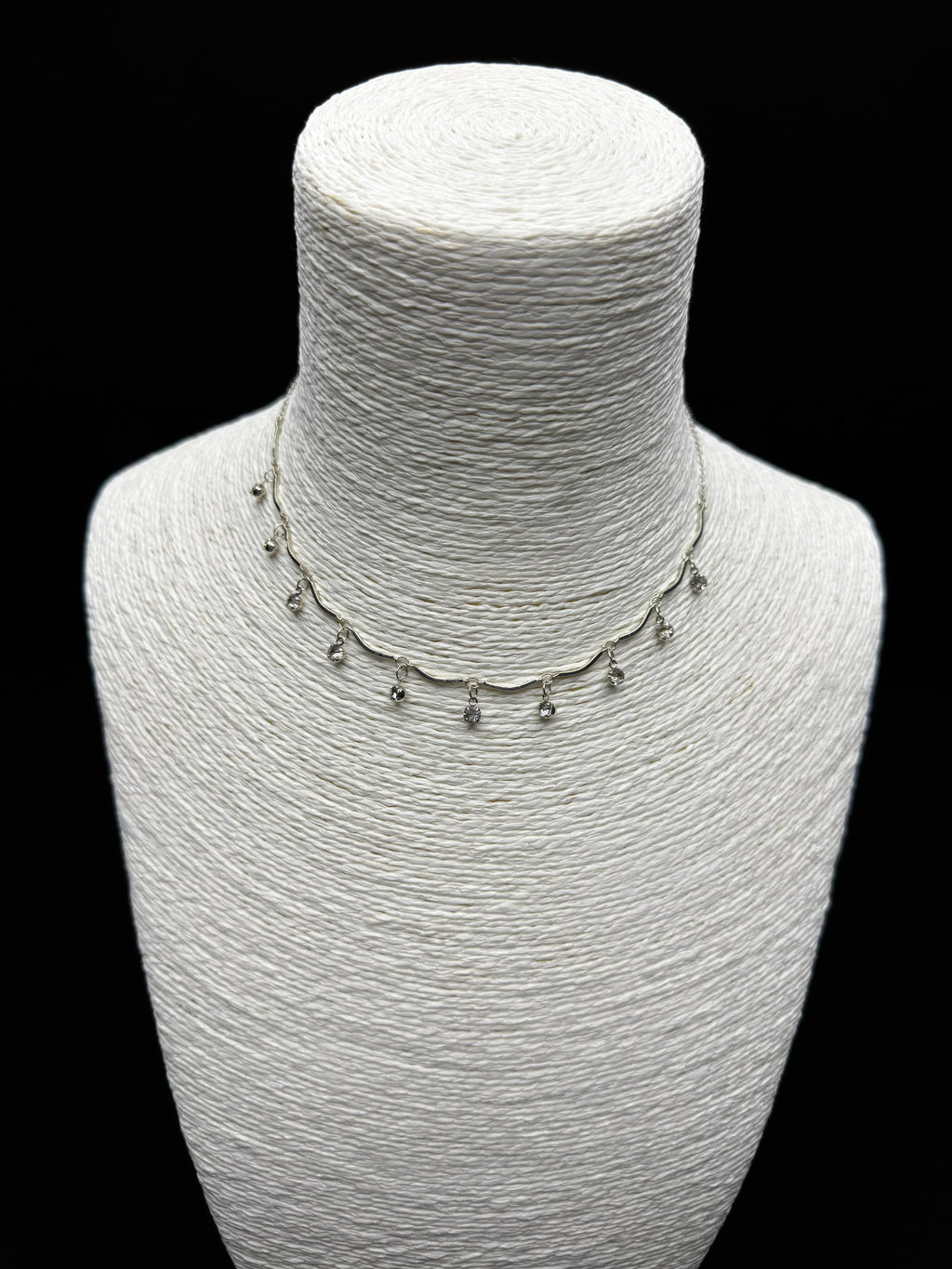 Gümüş Rengi Dalgalı Kıvrımlı Zirkon Sallantılı Choker Kolye