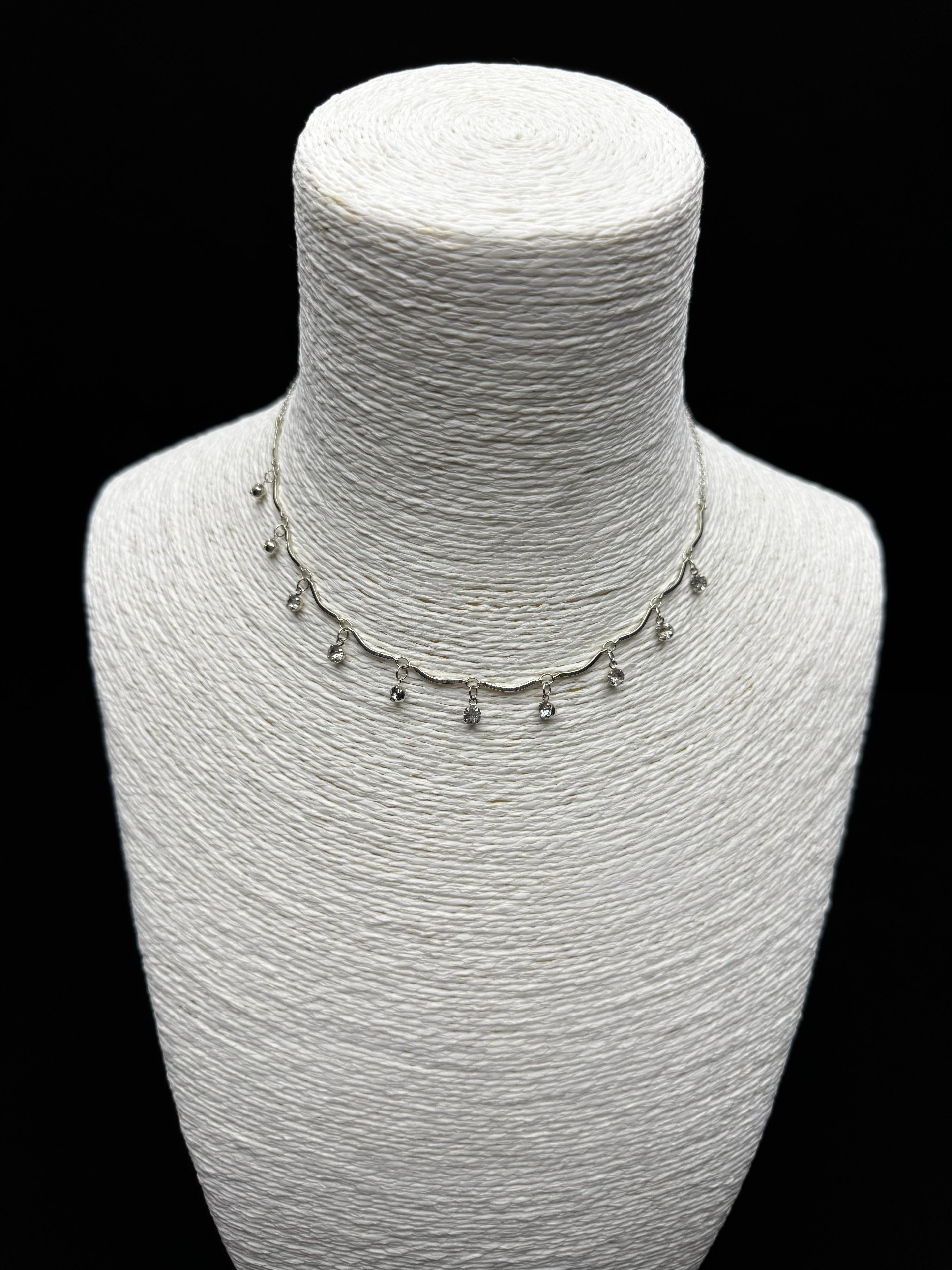 Gümüş Rengi Dalgalı Kıvrımlı Zirkon Sallantılı Choker Kolye