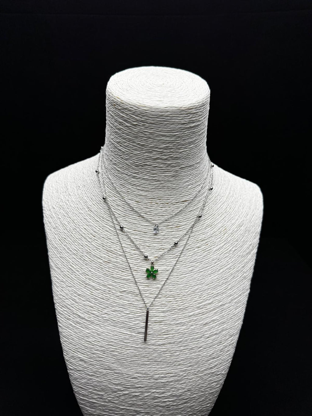 Üçlü Şıklık: Yonca, Tektaş ve Çubuk Detaylı Katmanlı Gümüş Rengi Kolye Seti