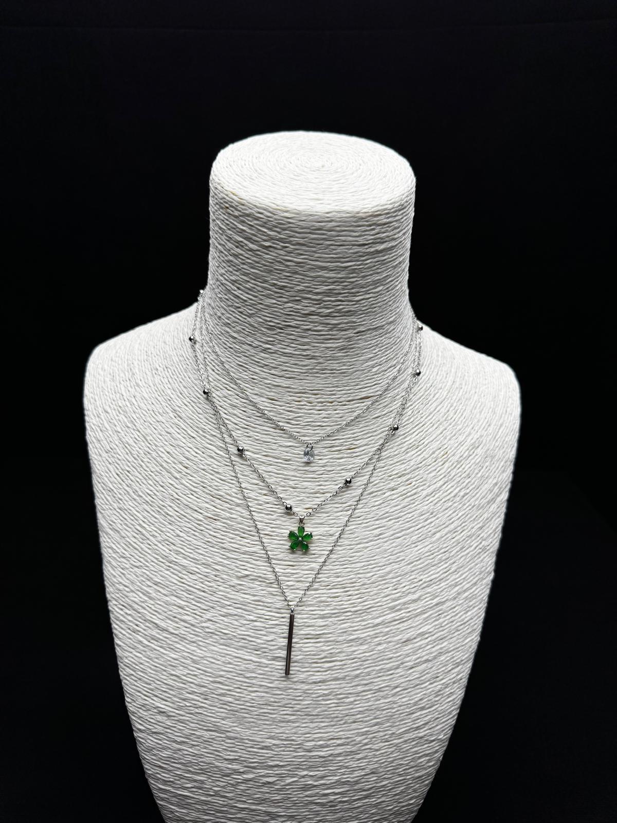 Üçlü Şıklık: Yonca, Tektaş ve Çubuk Detaylı Katmanlı Gümüş Rengi Kolye Seti