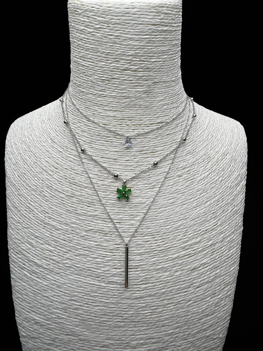 Üçlü Şıklık: Yonca, Tektaş ve Çubuk Detaylı Katmanlı Gümüş Rengi Kolye Seti