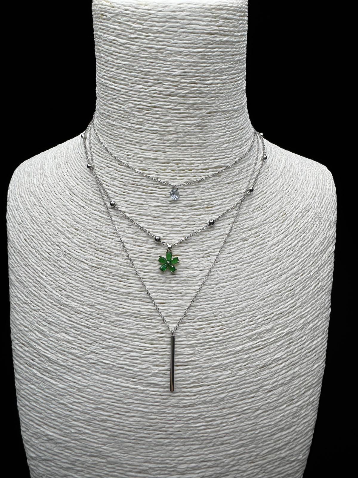 Üçlü Şıklık: Yonca, Tektaş ve Çubuk Detaylı Katmanlı Gümüş Rengi Kolye Seti