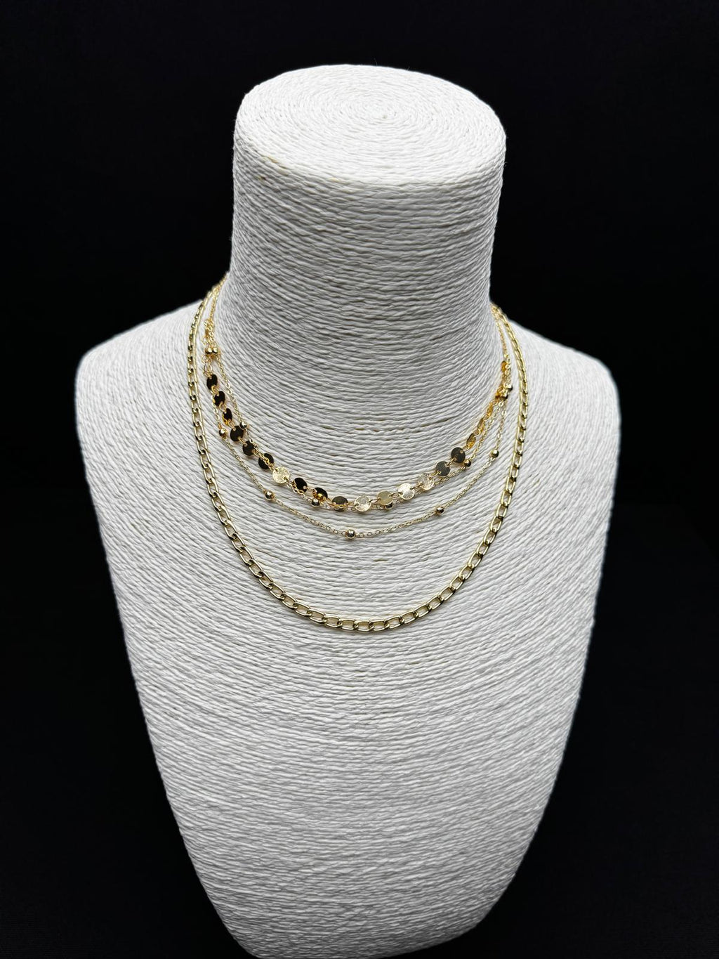 Yaz Rüyası: Işıltılı Pullu ve Zincir Detaylı Dört Katmanlı Altın Rengi Kolye Seti