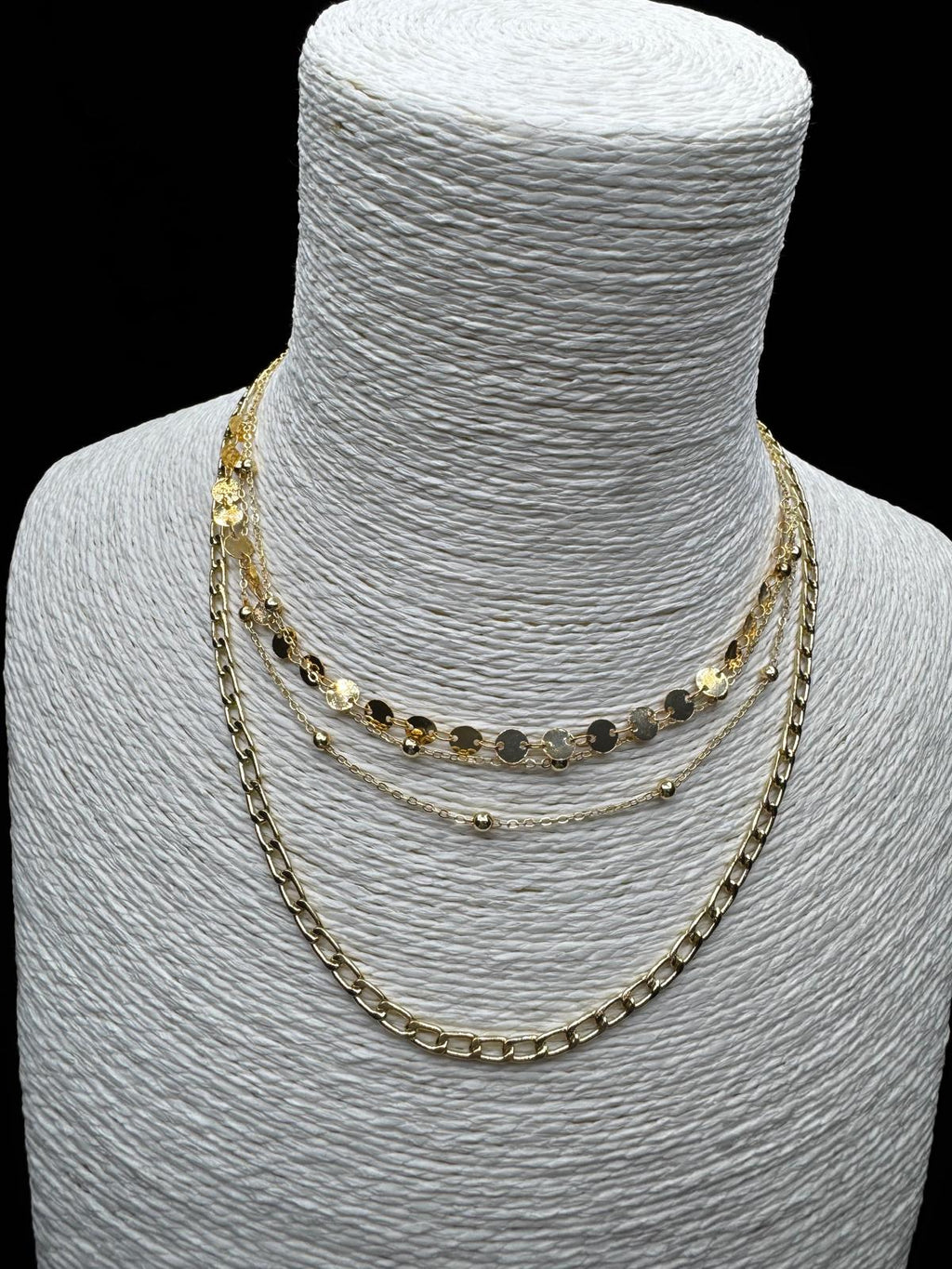 Yaz Rüyası: Işıltılı Pullu ve Zincir Detaylı Dört Katmanlı Altın Rengi Kolye Seti