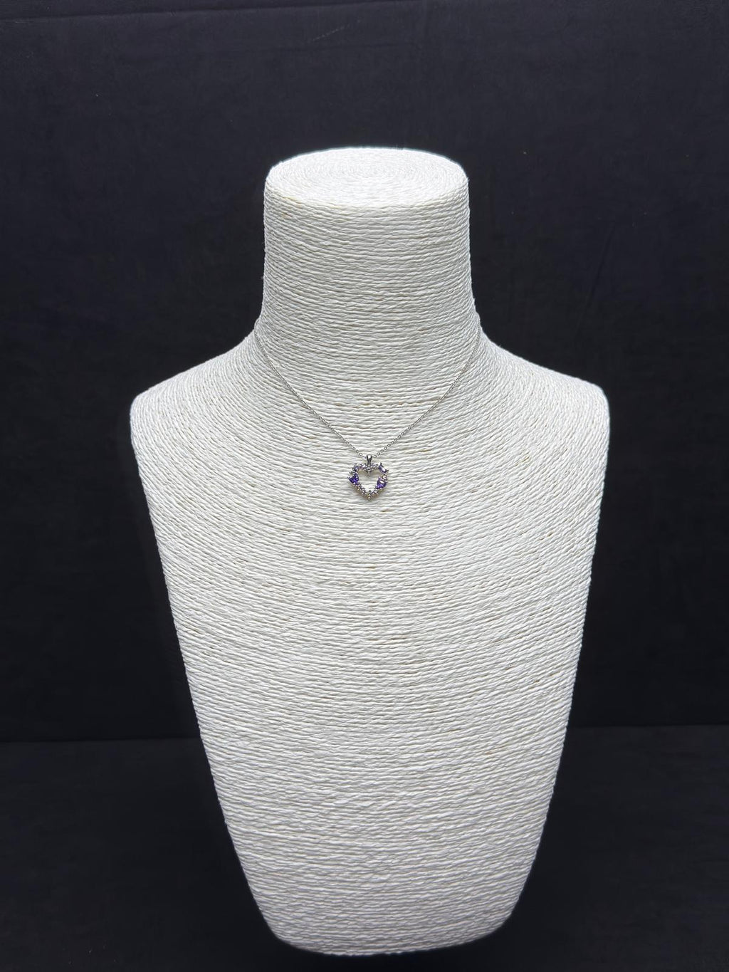 Romantik Dokunuş: Mor ve Beyaz Zirkon Taşlı Kalp Kolye - Aşkın Narin İfadesi