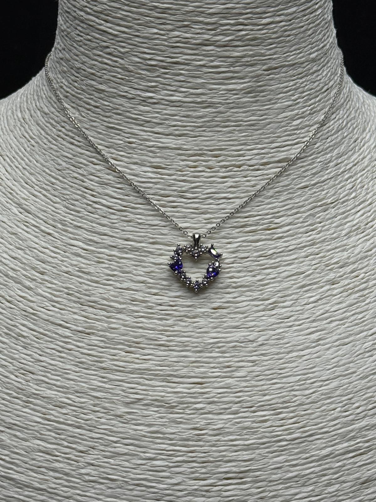 Romantik Dokunuş: Mor ve Beyaz Zirkon Taşlı Kalp Kolye - Aşkın Narin İfadesi