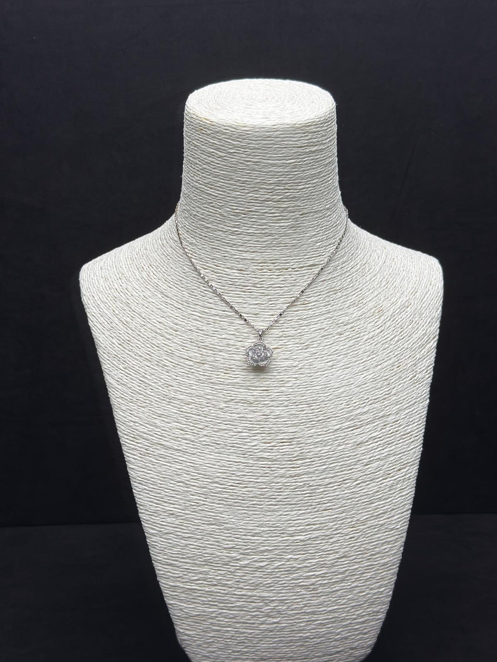 Işıltılı Gümüş Rengi Kamelya Çiçeği Kolye - Lüks ve Romantik Zirkon Tasarım