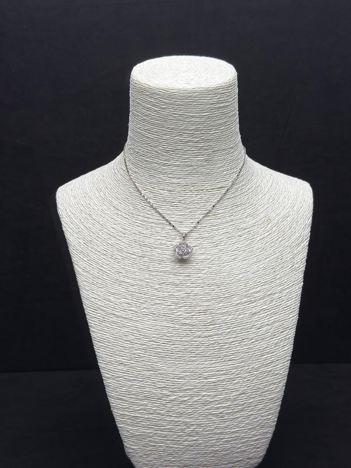 Işıltılı Gümüş Rengi Kamelya Çiçeği Kolye - Lüks ve Romantik Zirkon Tasarım