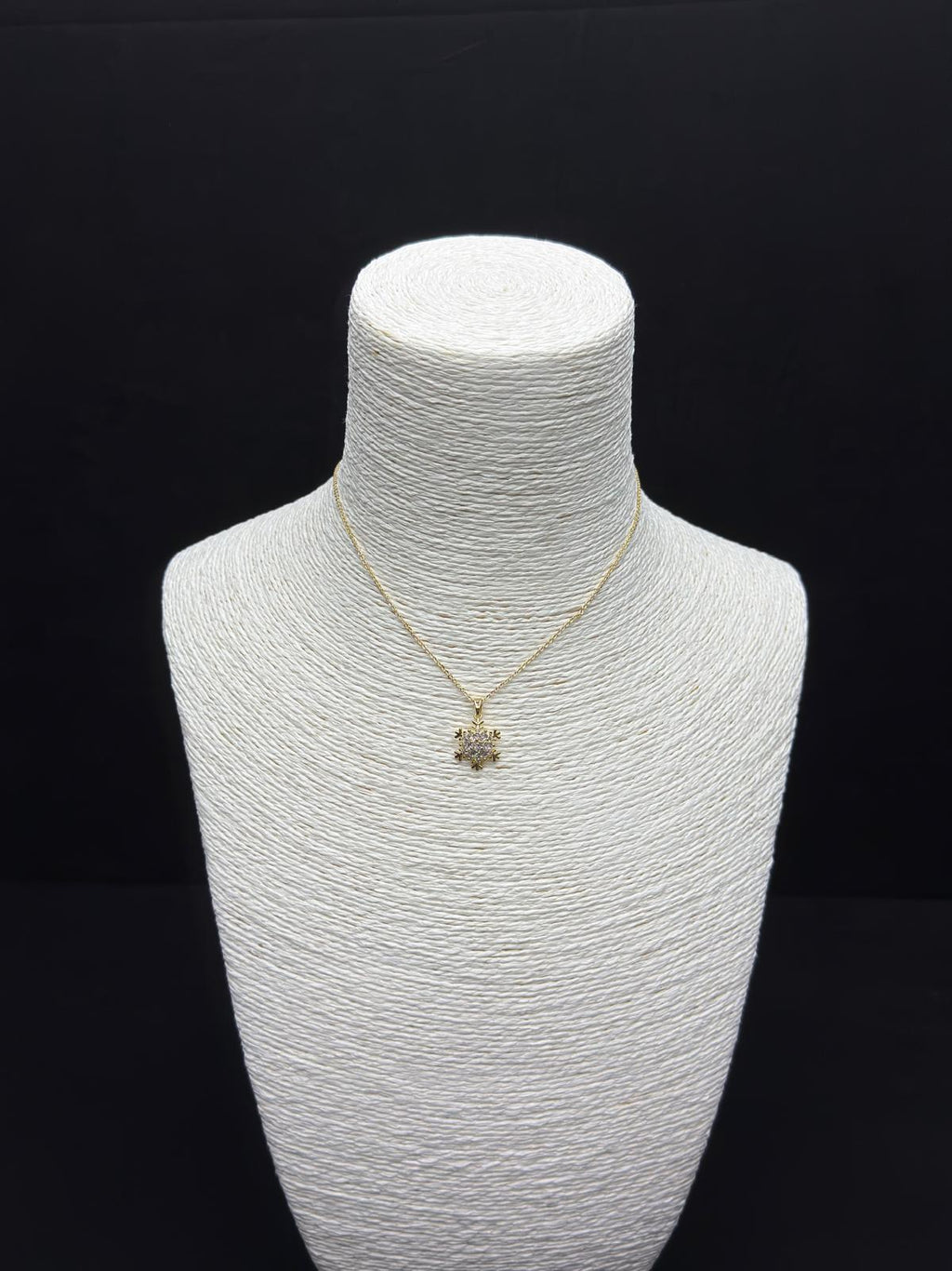 Kış Masalı: Zirkon Taşlı Kar Tanesi Altın Rengi Kolye - Eşsiz ve Işıltılı